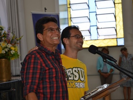 Participante dá testemunho sobre o que Deus lhe ensinou durante a Jornada de Estudos Haggai.