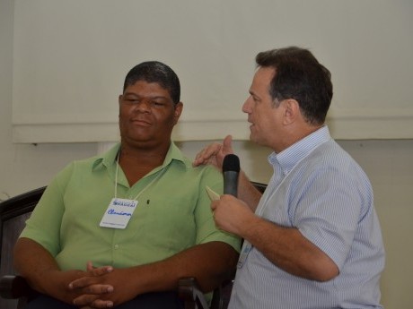 Pr. Claudionor (Assembléia de Deus de Capitão Enéas) colaborando com EB no teatro.