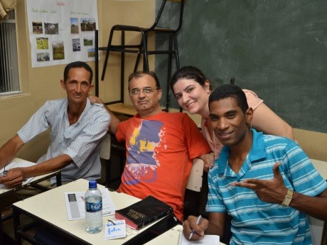 Participantes junto a monitora Thais nesta foto descontraída.