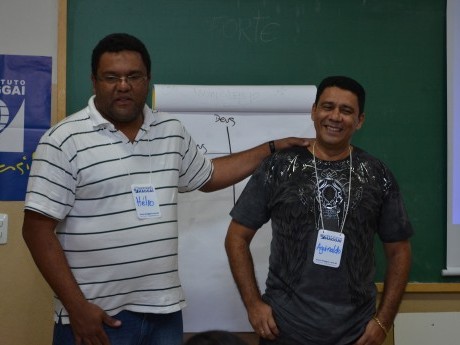 Hélio (monitor) apresenta o docente Aguinaldo antes do início da aula