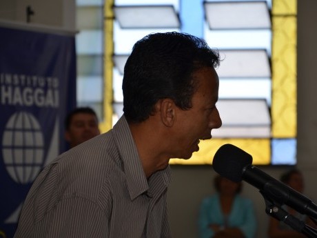 Participante dá testemunho sobre o que Deus lhe ensinou durante a Jornada de Estudos Haggai.