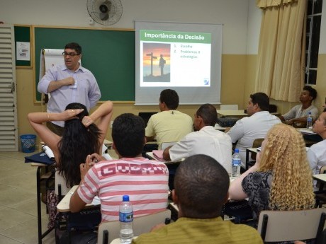 Claudio Larieira ensinando "O Líder e suas Decisões".