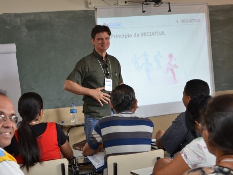 Nosso docente Ricardo Abreu em uma de suas aulas.