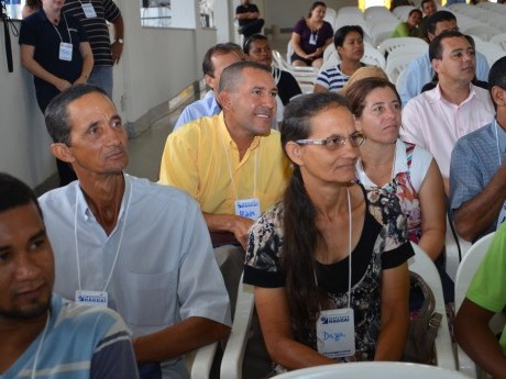 Participantes assistindo ao teatro que os colegas faziam.