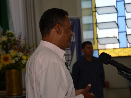 Participante dá testemunho sobre o que Deus lhe ensinou durante a Jornada de Estudos Haggai.