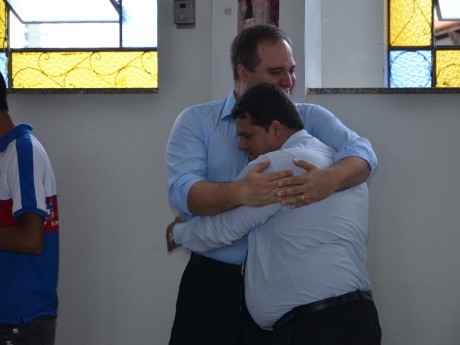 Docentes e Equipe entregam certificados, foto e livros para os participantes.