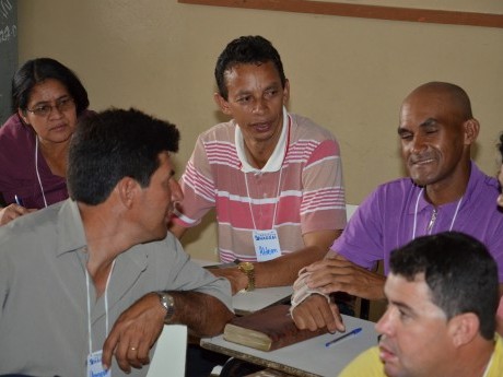 Discussão em grupo - uma das marcas do sistema de ensino participativo.