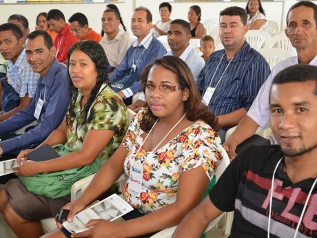 Domingo de manhã, logo antes do Culto de Encerramento.