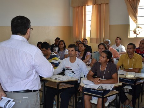 Claudio Larieira (Maui, 2005) em sua aula de Gestão de Projetos baseado em Neemias.