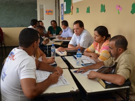 Trabalho em grupo durante a aula do  Henrique Dutra.