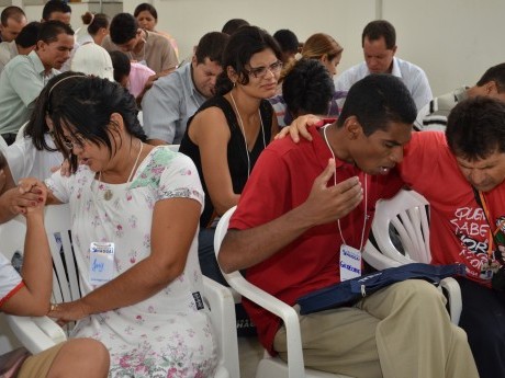 Oração: clamor para que Deus nos torne pessoas leais uns aos outros como obreiros da mesma Seara.