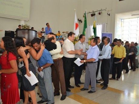Docentes e Equipe entregam certificados, foto e livros para os participantes.