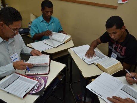 Trabalho em grupo, no método de aprendizagem participativa.