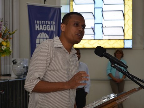 Participante dá testemunho sobre o que Deus lhe ensinou durante a Jornada de Estudos Haggai.