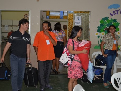 Pessoal trazendo suas coisas dos quartos.