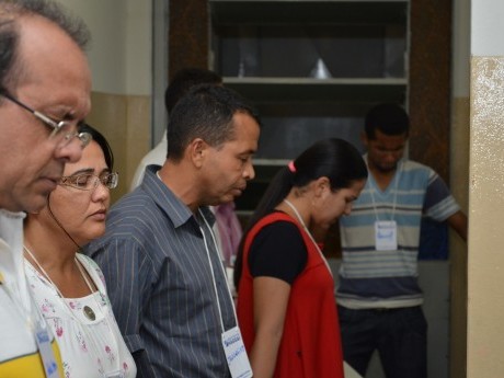 Participantes em oração, clamando a Deus, durante a última aula do sábado à noite.