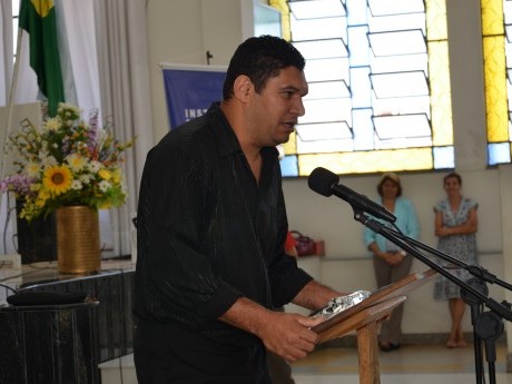 Participante dá testemunho sobre o que Deus lhe ensinou durante a Jornada de Estudos Haggai.