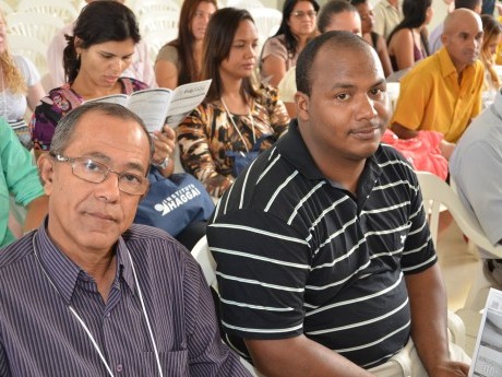 Domingo de manhã, logo antes do Culto de Encerramento.