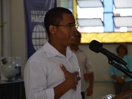 Participante dá testemunho sobre o que Deus lhe ensinou durante a Jornada de Estudos Haggai.