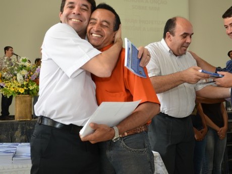 Docentes e Equipe entregam certificados, foto e livros para os participantes.