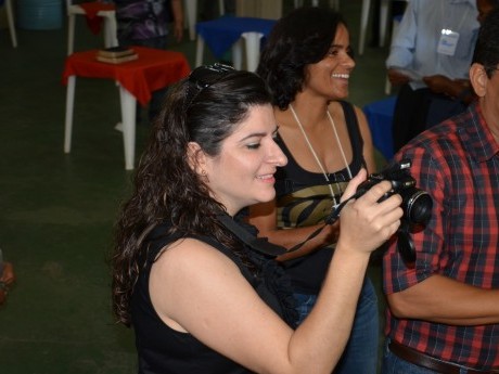 Thais filmando os participantes
