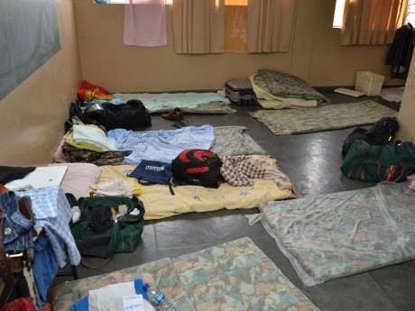 Dormitório (sala de aula com colchões no chão) que recebeu todas as pessoas.