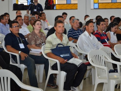 Participantes assistindo ao teatro que os colegas faziam.