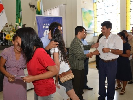 Docentes e Equipe entregam certificados, foto e livros para os participantes.