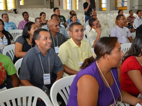 Participantes assistindo ao teatro que os colegas faziam.