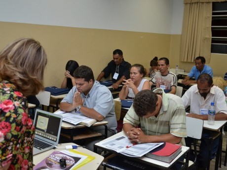 Maria Anice encerrando sua aula em oração.