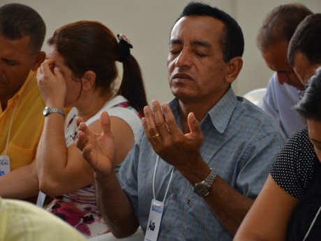 Adão, durante o período de oração.