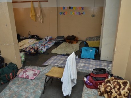Dormitório (sala de aula com colchões no chão) que recebeu todas as pessoas.