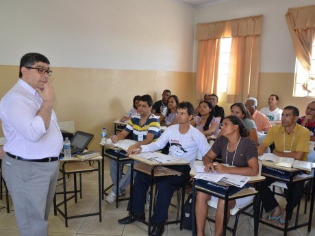 Claudio Larieira (Maui, 2005) em sua aula de Gestão de Projetos baseado em Neemias.