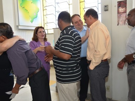 Docentes e Equipe entregam certificados, foto e livros para os participantes.
