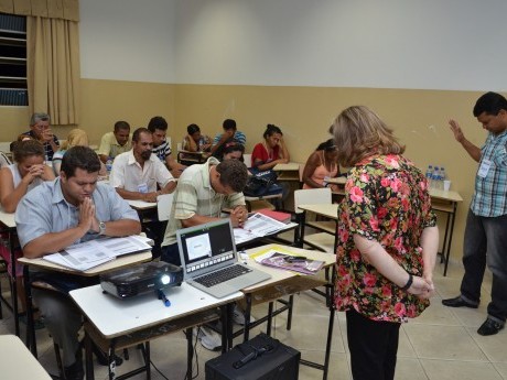 Maria Anice encerrando sua aula em oração.