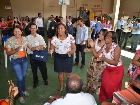 A alegria do pessoal, cantando louvores ao Senhor.