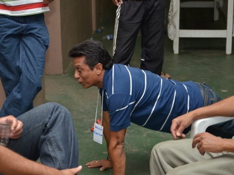 Francisco mostrando sua habilidade  na educação física.