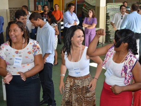 A alegria do pessoal, cantando louvores ao Senhor.