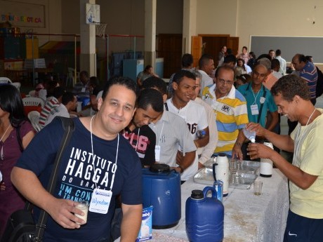Nosso docente Wyndson no cafezinho. Afinal, ninguém é de ferro. Rsrs