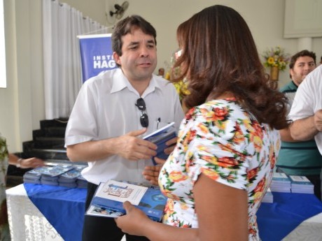 Docentes e Equipe entregam certificados, foto e livros para os participantes.