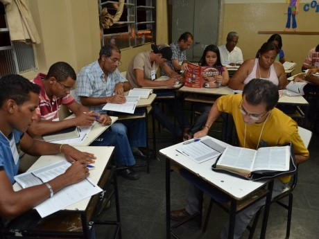 Trabalho em grupo, no método de aprendizagem participativa.