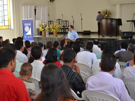 Inar, convidando os participantes a darem seus testemunhos