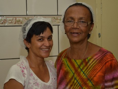 Olha as cozinheiras aí de novo.