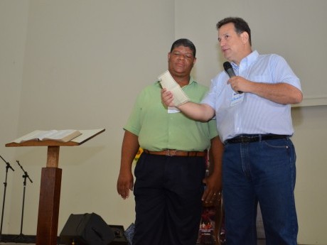 Pr. Claudionor (Assembléia de Deus de Capitão Enéas) colaborando com EB no teatro.
