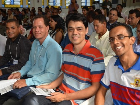 Domingo de manhã, logo antes do Culto de Encerramento.