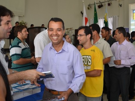 Docentes e Equipe entregam certificados, foto e livros para os participantes.