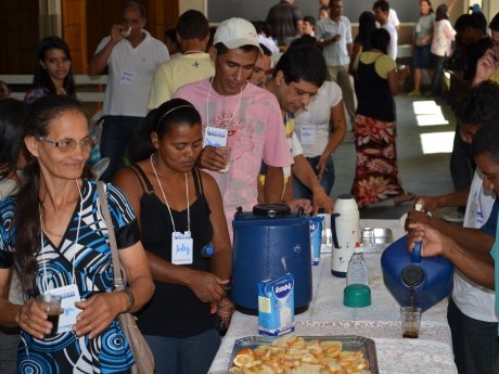 Participantes no cafezinho: muita alegria e bate-papo nos intervalos.