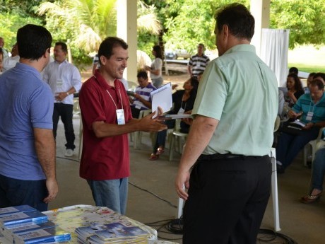 Entrega de certificados, fotografia do grupo e livros presenteados, além dos abraços.