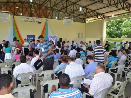 Entrega de certificados, fotografia do grupo e livros presenteados, além dos abraços.