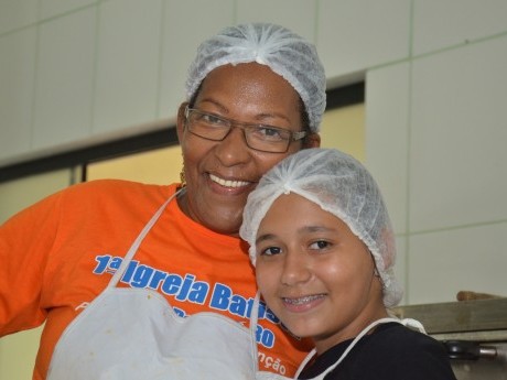 Idaleth, a chefe da cozinha com uma voluntária